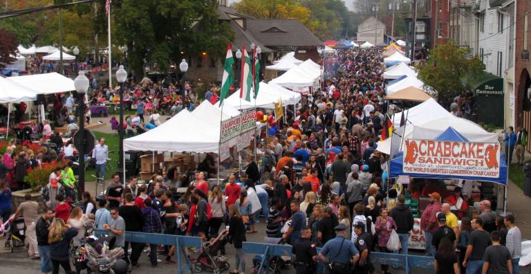 Business community year in review 2013 It seems that Applefest, WarwickþÄôs largest and most well attended event, has always enjoyed pretty good weather. Although, in 1989, the very first Applefest was almost wiped out by Hurricane Hugo, which struck this area in the early afternoon. Since then, however, itþÄôs generally been clear sailing. But on Sunday, October 6, a light, or, what they call in Ireland, a þÄúsoft rain,þÄù fell throughout the day. Was that a big disappointment. No, it was a bigger crowd, perhaps a record to date.