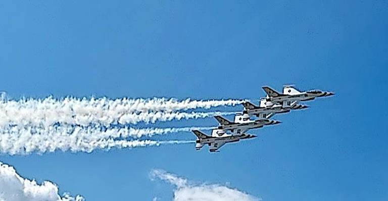 Sky ventures and sun attract NY Air Show crowds