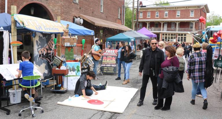 Warwick Valley Chamber's annual Community Showcase attracts more than 70 vendors More than 70 vendors participated in this showcase of "Who's who" in the Warwick Valley area business community.