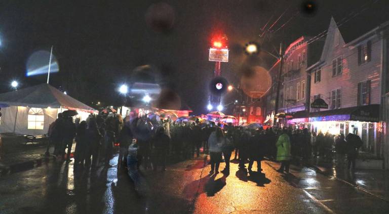 Ring in the new Photos by Roger Gavan By midnight, in spite of heavy rain, about 200 people had showed up to view another Apple Eve ball drop on Railroad Green.
