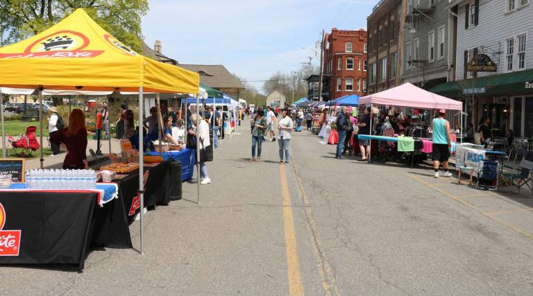 Warwick Community Showcase enjoys near-perfect weather and huge turnout Photos by Roger Gavan On Saturday, May 5, the Warwick Valley Chamber of Commerce held its 11th annual Warwick Community Showcase in downtown Warwick.