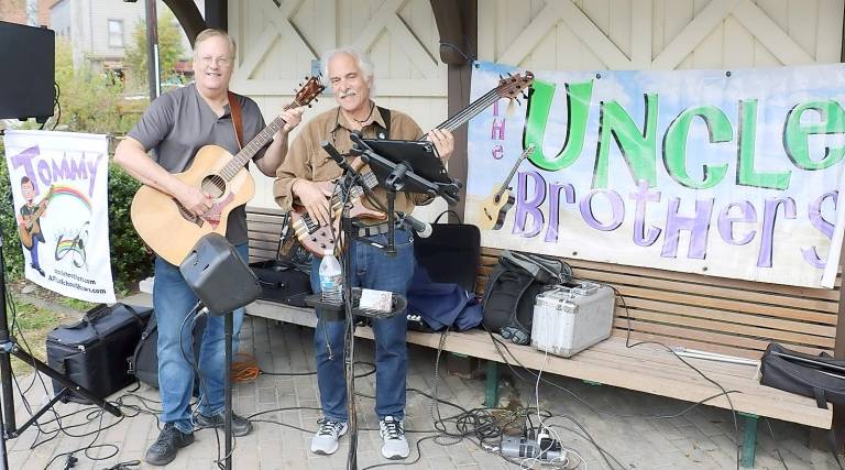 From left, Tommy Gardner, from the award-winning Uncle Brothers, and recording artist and bassist Barry Wiesenfeld provided musical entertainment.