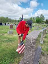 Boy Scouts laying 1400 flags on veterans’ graves seek assistance