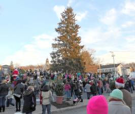 Florida tree lighting drew a crowd. Photos provided by Beth Fuller.