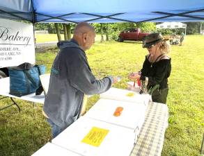 Elizabeth, a Warwick resident, with Tony from Jean-Claude Bakery at the farmers market on June 24, 2023.