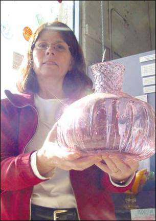 Glass factory offers tours and demonstrations