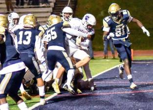 Warwick’s Jake Durie (#44) punches the football into the end zone for Warwick’s second touchdown in the third quarter at Newburgh Free Academy. Photos by Al Konikowski.