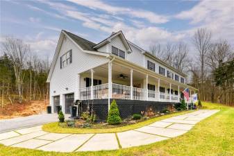 Eye-catching country colonial in Warwick