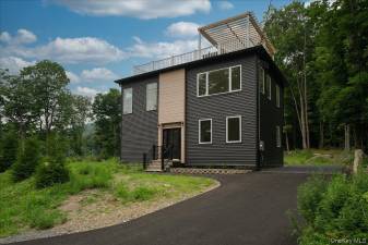Contemporary home in Greenwood Lake Village