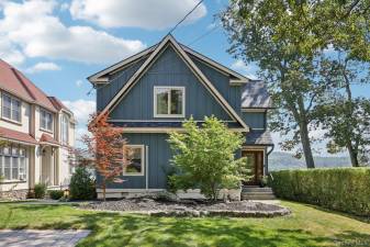 Enjoy the ultimate lakefront lifestyle