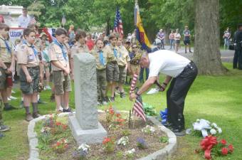 Warwick Valley VFW Commander Jose Moralas places a wreath on the memorial