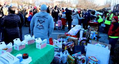 On Sunday morning, Dec. 12, the temperature was on the cool side but there was warm sunshine as a large crowd gathered in the former Chase Bank parking lot to welcome a diesel locomotive pulling a train of railroad freight cars into its first stop, the Village of Warwick. Photos by Roger Gavan.