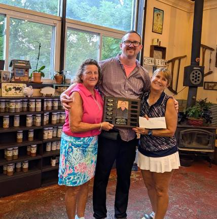 Scenic Farms Leagues Manager Steven DeBuck (center) with Ladies League winners Tracey Waters (left) and Dianne Connolly (right).