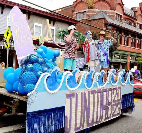 The junior “Summer” float came in second.