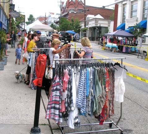 There were also plenty of vendors and non-profits stationed along Main Street and Railroad Avenue along with outdoor dining and several fun contests during the Merchant Guild's annual Sidewalk Sale.