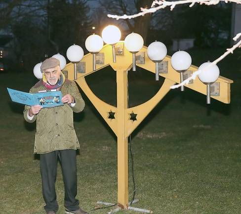 Before lighting the first candle Moshe Schwartzberg read the sacred prayers, first in English so that everyone would understand, and then in Hebrew, according to the tradition of the ceremony.