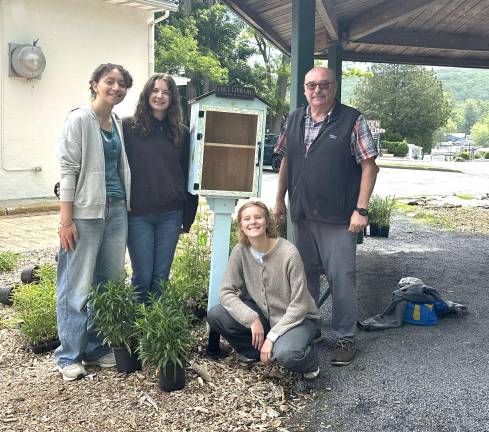 L to R: Morgan Pilieri, Meghan Tennant, Flora Gilley, and Mayor Tom Howley pose in front of the Little Laker Library.