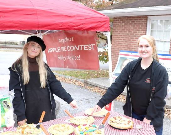 Noble Pies staff (from left) Taylor McKenney and Jackie Hamilton point to the winning pie in the adult class pie baking contest baked by Jennifer Pope. The firstplace winner in the junior class was Layla Van Duyne.