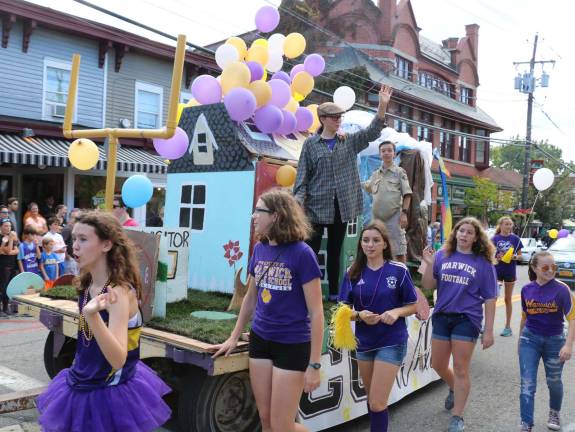 The freshman float featured Up, a 3D computer-animated comedy-adventure film by Pixar Animation Studios.