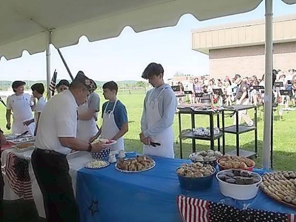 Middle school students serve the veterans breakfast.