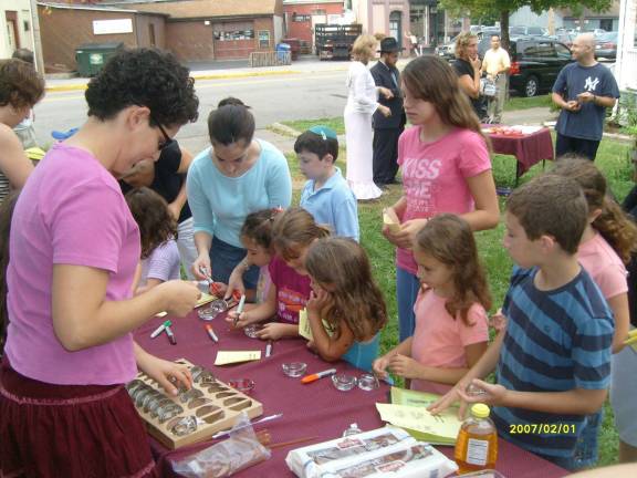 Children create honey dishes for Rosh Hashanah at the Chabad in Goshen (Photo provided)