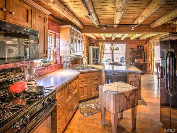 Sugar Loaf log home is captivating