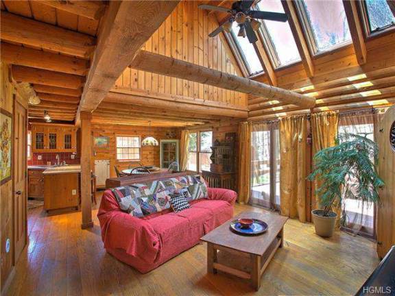 Sugar Loaf log home is captivating