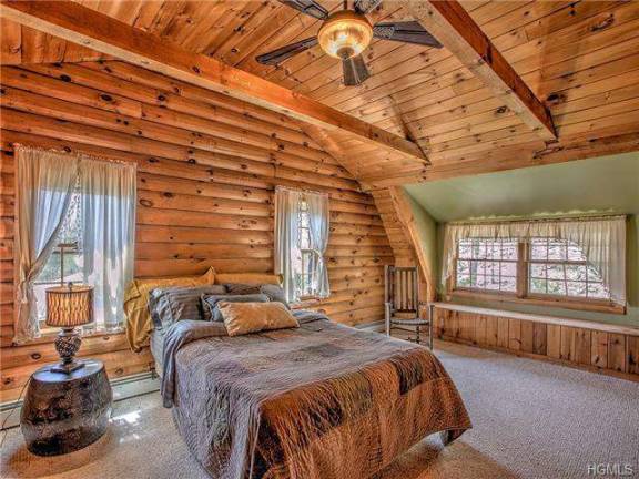 Sugar Loaf log home is captivating