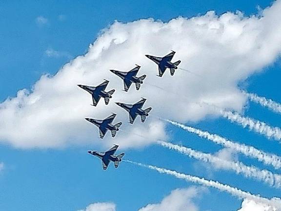 Sky ventures and sun attract NY Air Show crowds