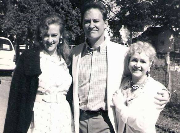 File photo by Roger Gavan During the filming of the motion picture &quot;In and Out&quot; in Warwick in 1996, Debbie Reynolds (right) was helpful in setting up this photo with her fellow actors Kevin Kline and Joan Cusak.