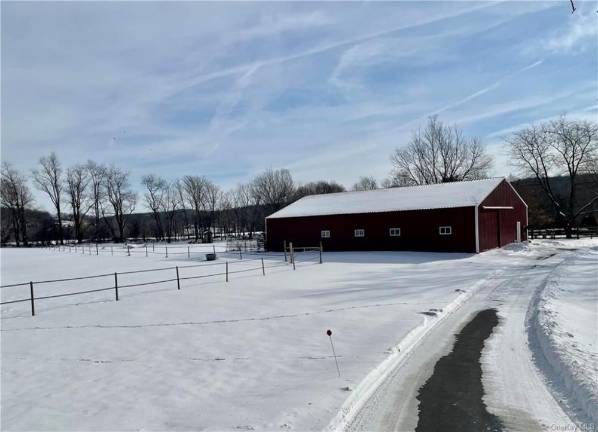 Big house, barn, pastures and mountain views