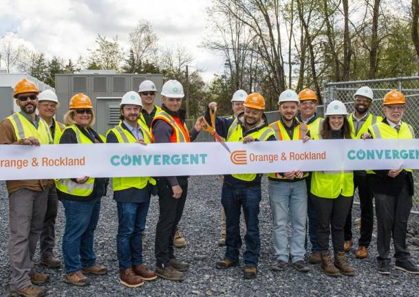 Town of Warwick Supervisor Mike Sweeton (far right) during the ribbon cutting for the completion of a 12MW/57 MWh battery storage system in Warwick with Convergent SVP Derek Longo (center left) and Andre Wellington of O&amp;R Project Management (center right).