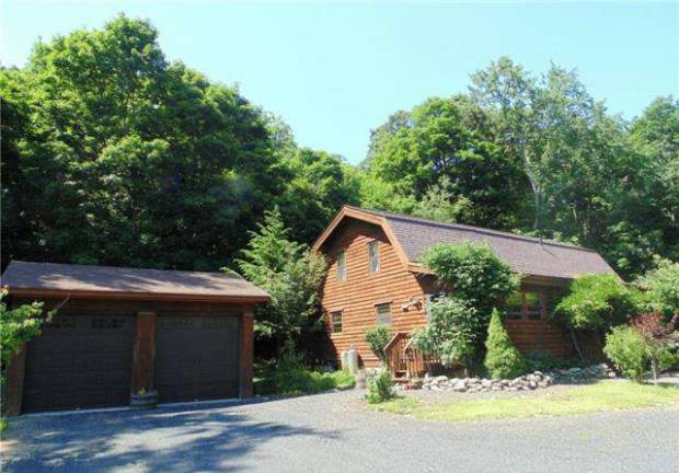 Sugar Loaf log home is captivating