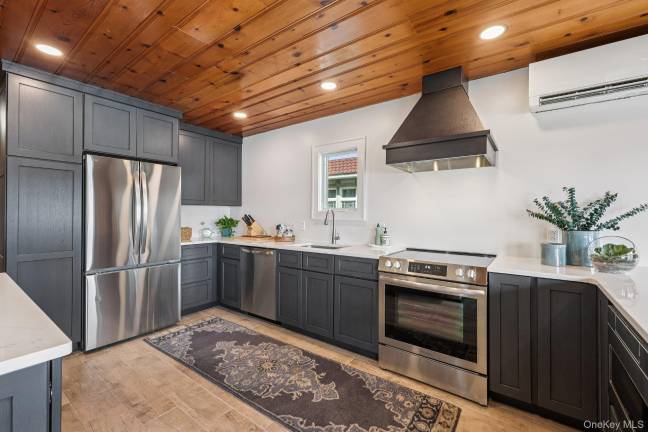 Enjoy the ultimate lakefront lifestyle