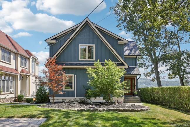 Enjoy the ultimate lakefront lifestyle