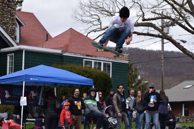 Photos by A.J. Arias Russell Hansen flies above the crowd at the Do It For Dale Skate Contest in the 18 and over skateboard open jam session competition.