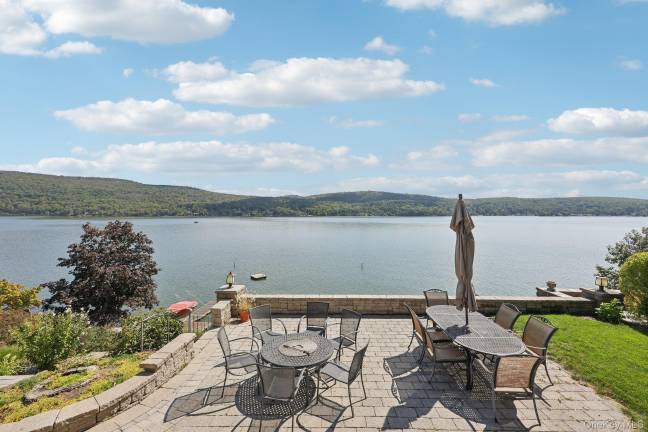 Enjoy the ultimate lakefront lifestyle