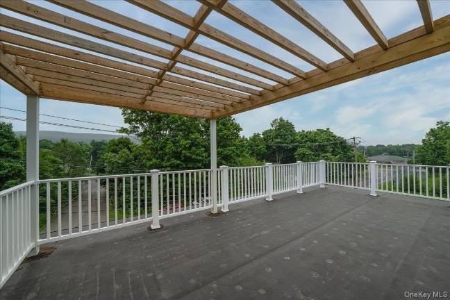 Contemporary home in Greenwood Lake Village