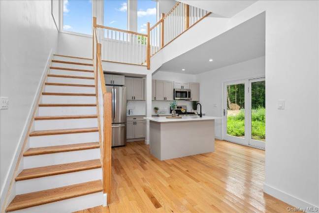 Contemporary home in Greenwood Lake Village