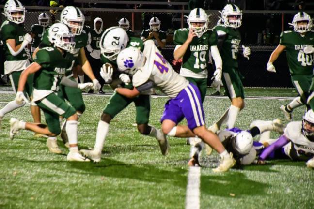 Warwick’s Jake Rooney (#44) contributed 21 solo tackles in loss to Cornwall in the Section IX Semifinal. Rooney’s 21 solo tackles are second all time in a single game to Mike Marcolini’s 22 tackles in 1983.