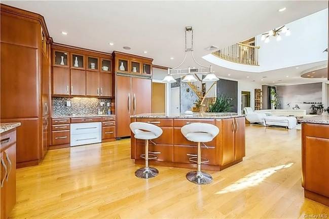 Spacious 4-bed, 4-bath house with stylish details, pool and amenities