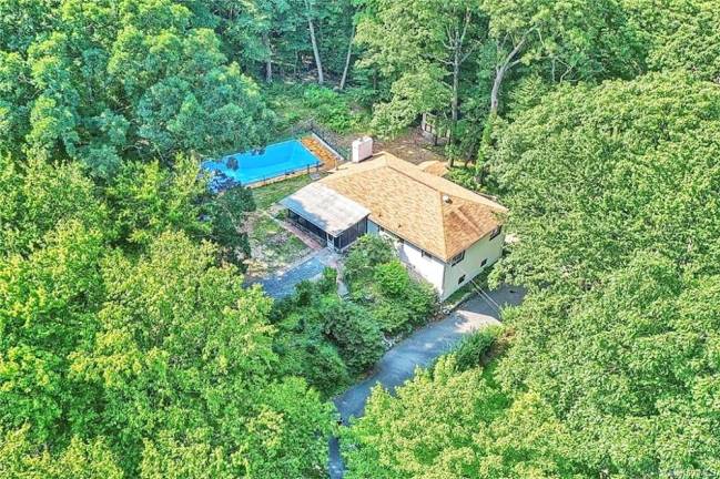 Secluded woodland house with sporting attractions and indoor comforts