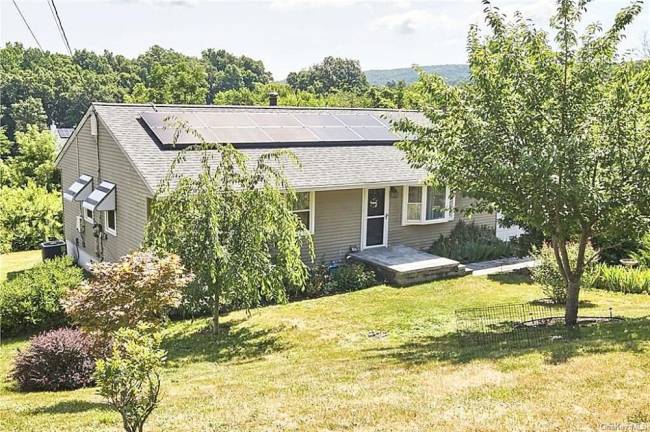 Views and elegant convenience in this Warwick ranch