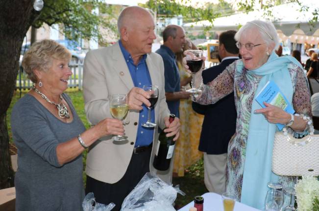 Sandy and Mark Kurtz, past president of the Warwick Historical Society, share a toast with Lilibet Lewis McLean.