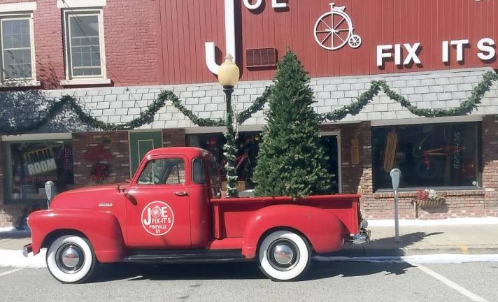 What would a Christmas movie filmed in in Goshen be without Brian Dunlevy’s legendary and oh so old Joe Fix It pick up? It looks good with the tree, the garland trimming the storefronts and that “snow” at the gutter of the street and on the outskirts of the downtown sidewalks.