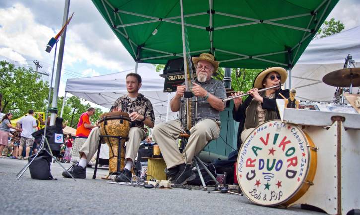 Photo by Tom Ciriello Live music was provided by the Gravikord Duo during the opening day of the Warwick Farmer's Market last Sunday.