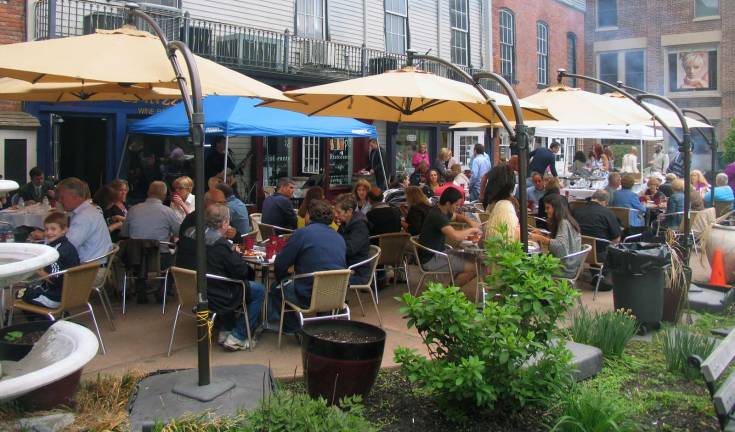 On Monday evening, May 18, Grappa Ristorante held a huge food festival along with musical entertainment to celebrate the spring opening of its outdoor patio in the courtyard on Railroad Avenue. Backpack Snack Attack volunteers as well as Grappa patrons and others were invited to the complimentary barbecue, which featured a large variety of salads, jumbo shrimp with cocktail sauce, special meat, fish and vegetable dishes as well as traditional hamburgers served with wine or beer.