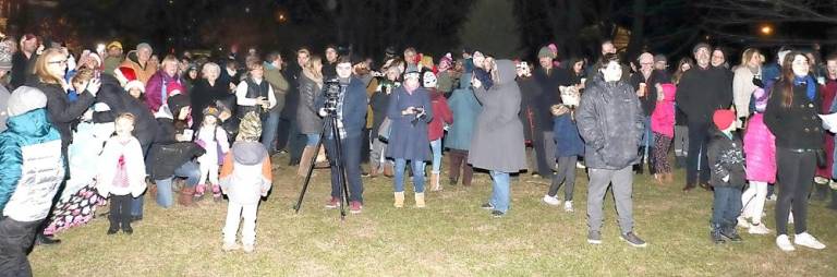 It was on the cool side with temperatures in the mid thirties but nevertheless, on Friday evening, Nov. 29, another huge crowd, estimated at more than 500 residents, turned out for Warwick’s official Christmas tree lighting.