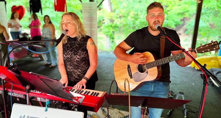 Matt &amp; Mere will perform at Applewood Winery on Oct. 4 beginning at 4:30 p.m.