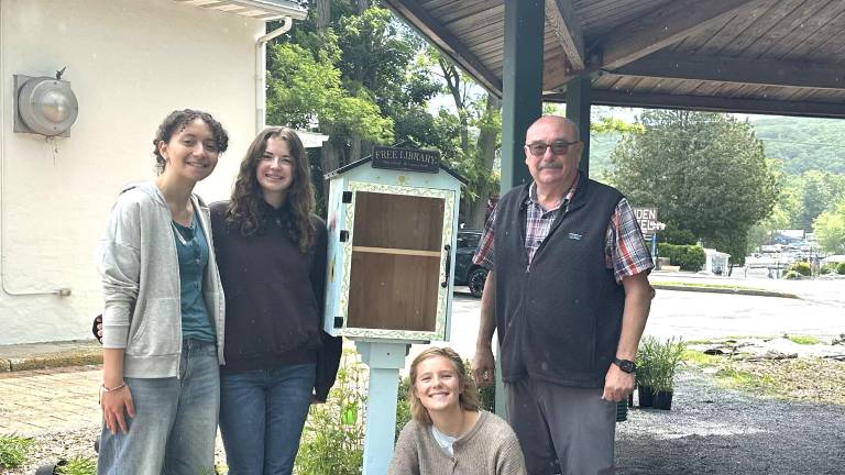 L to R: Morgan Pilieri, Meghan Tennant, Flora Gilley, and Mayor Tom Howley pose in front of the Little Laker Library.